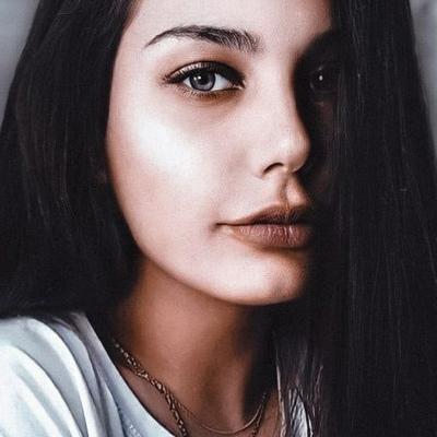 Оля Мельникова